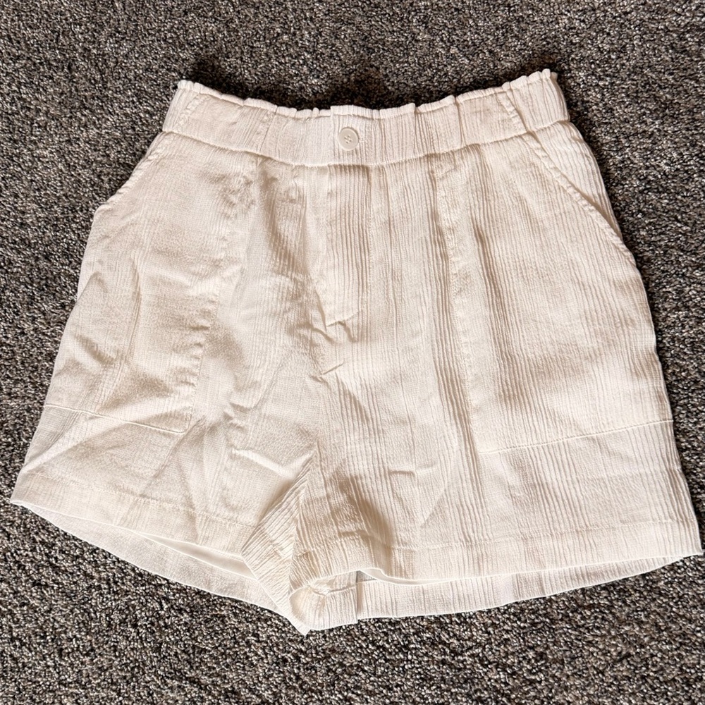 NWOT - Women's Cream Shorts